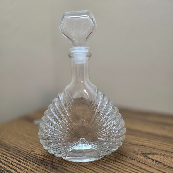 11" Clear Glass  Liquor Wine Decanter with Stopper‎ Ribbed Fan Design - Picture 1 of 10